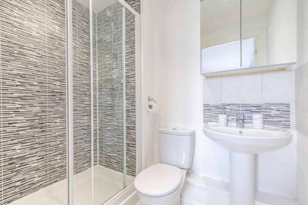 2 Bed & 2 Bath Cosy Apartment Slough- Free Parking Екстер'єр фото