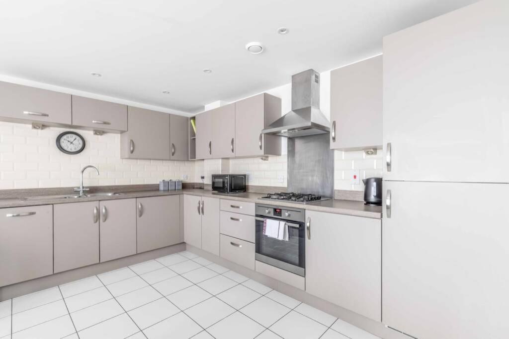 2 Bed & 2 Bath Cosy Apartment Slough- Free Parking Екстер'єр фото