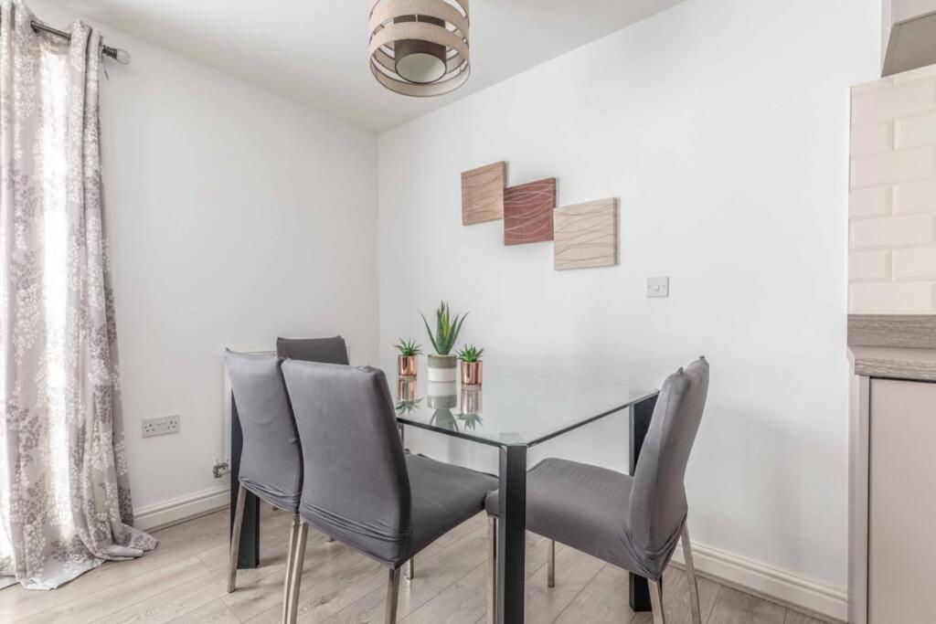 2 Bed & 2 Bath Cosy Apartment Slough- Free Parking Екстер'єр фото